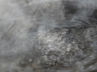 6、煎蛋炒方便面,烧开水