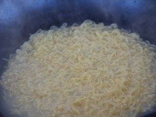 9、煎蛋炒方便面,面就煮好了