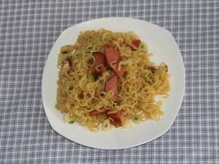 14、煎蛋炒方便面,炒完装盘