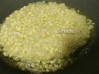 2、油茶,泡好的黄豆沥干水分,锅里到油,油热后放入黄豆炸