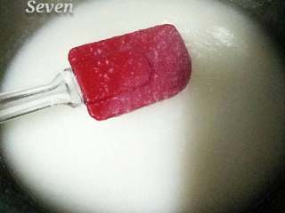 10、油茶,慢慢的米糊开始和水融合在一起,水开冒泡后,放入姜末,和盐