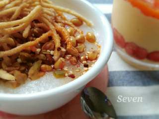 14、油茶,最后撒上馓子,拌匀就可以一勺一勺大口享用了。根据个人习惯,有的人喜欢把馓子全和米糊全部和匀吃,有的人喜欢和一点吃一点,边和边吃。这个就看自己喜欢咯!