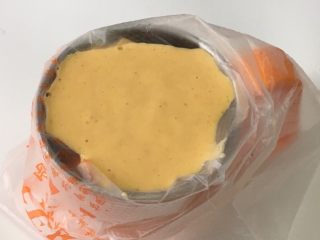 7、宝宝辅食之网格蛋卷,将面糊倒入裱花袋