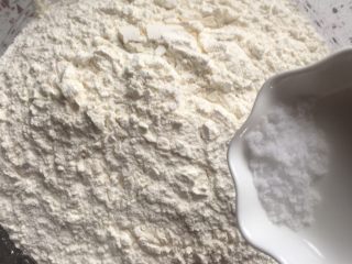 2、春饼,盐加入面粉中拌匀
