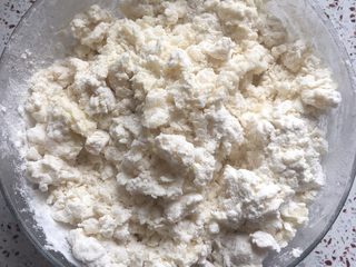 3、春饼,要开水倒入面粉中，搅拌成絮状