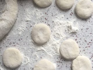 6、春饼,分成大小均匀的面团