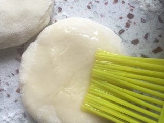 8、春饼,面团的一面刷上油