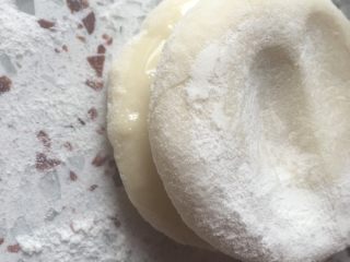 9、春饼,拿起另一个没有刷油的面团，压在一起