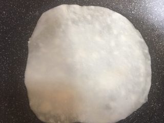 11、春饼,锅底刷一层油，放入面片，要小火慢慢烙