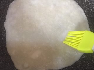 12、春饼,正面刷油