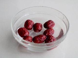 5、南瓜红枣小米粥（养生）,红枣浸泡清洗干净