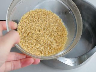 7、南瓜红枣小米粥（养生）,奶锅加入8分满的清水，烧至开始起微泡时，加入小米烧开；