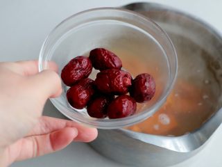 9、南瓜红枣小米粥（养生）,加入清洗干净的红枣；