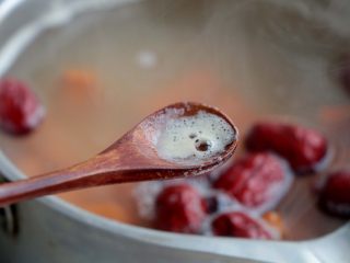 10、南瓜红枣小米粥（养生）,撇除浮沫；大火烧开，转中小火；