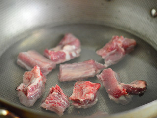 3、土豆排骨焖饭,将排骨冷水下锅，焯水后捞出