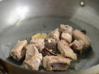 6、土豆排骨焖饭,接着放入排骨翻炒