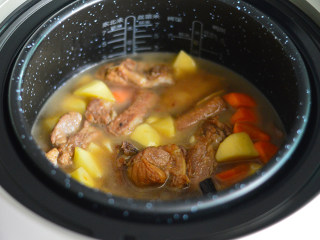 9、土豆排骨焖饭,将炒好的土豆排骨连同酱汁均匀铺在泡好的大米上，然后放入电饭锅内