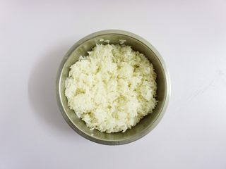 1、芝士片烤吞拿鱼饭团,将大米和糯米先浸泡一小会儿,煮熟放凉(隔夜饭也可以)