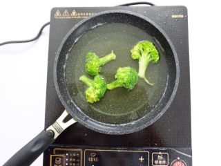 2、芝士片烤吞拿鱼饭团,开水里面放点盐,把西兰花烫熟(放点盐可以让西兰花更绿一些),捞出备用。