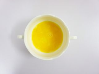 4、芝士片烤吞拿鱼饭团,鸡蛋打散。