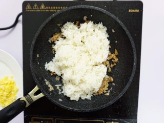 9、芝士片烤吞拿鱼饭团,把放凉的米饭倒入锅中翻炒几下,如果觉得太干,可适量加些凉白开,再炒几下盛出,最后把鸡蛋和西兰花加进去翻拌均匀即可。