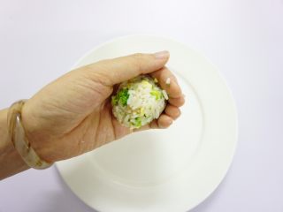 10、芝士片烤吞拿鱼饭团,手上沾些凉开水,捏成饭团的样子。(做给自己吃就直接用手来啦,介意的话就戴上一次性手套吧……)