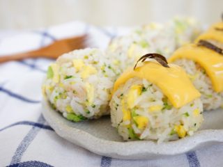 12、芝士片烤吞拿鱼饭团,完成!!因为只剩下一片芝士片只够做4个了,剩下的不加芝士片也很好吃啊,哈哈哈!