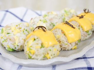 13、芝士片烤吞拿鱼饭团,在芝士片上放些紫菜装饰一下,很有和风味吧~