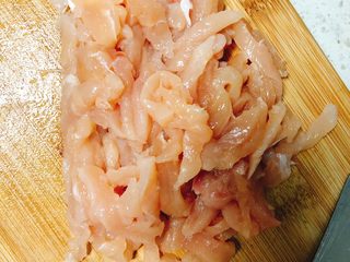 2、京酱鸡肉丝-可做早餐,鸡肉切成丝。