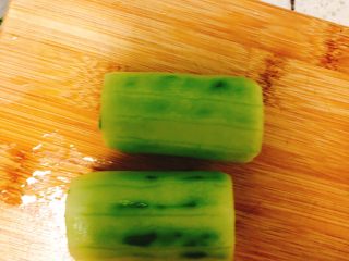 10、京酱鸡肉丝-可做早餐,黄瓜同样切段，记得去皮。