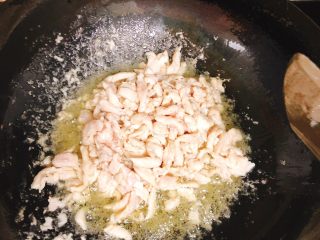 15、京酱鸡肉丝-可做早餐,锅里倒入适量食用油，倒入鸡肉翻炒。