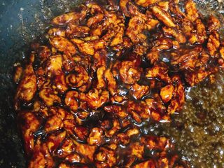 17、京酱鸡肉丝-可做早餐,取少许淀粉，加水化开，倒入鸡肉里勾芡，翻炒收汁后关火。