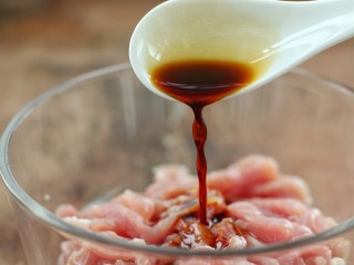 3、芹菜土豆炒肉丝,放入容器中加两汤匙生抽