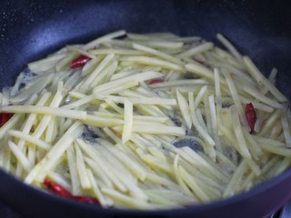 13、芹菜土豆炒肉丝,再放入土豆翻炒均匀