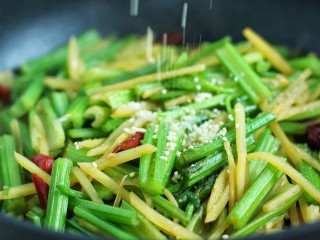 19、芹菜土豆炒肉丝,再放入鸡精翻炒均匀