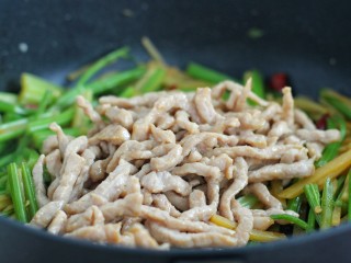 20、芹菜土豆炒肉丝,倒入炒好的肉丝