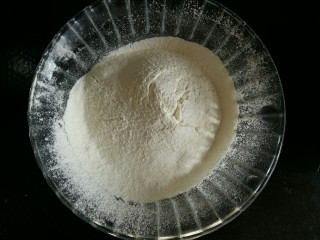 2、玉米面发糕,面粉称重，面粉的用量可以是玉米面的一半，也可以是玉米面的1/3。面粉加的越多，发糕越软。