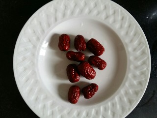 4、玉米面发糕,小红枣洗净备用。为了以防不够用，可以多准备一些。