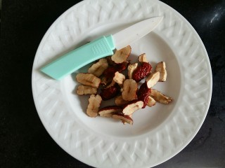 5、玉米面发糕,红枣用水果刀????去核切片。