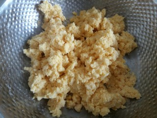 6、玉米面发糕,玉米面中倒入开水，一边倒一边用筷子搅拌成絮，达到无干粉的状态。然后放凉。这就是烫面，这样可以让发糕更软！（一定是刚烧开的开水哦！）