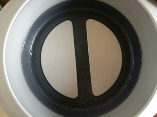 10、玉米面发糕,戚风蛋糕模底部和侧面刷一层菜籽油，为了更容易脱模。