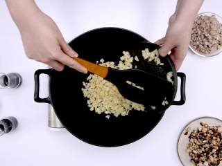 5、烧麦,另起油锅，入笋翻炒