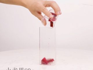 2、银河系水蜜桃，七夕 不止爱,杯中倒入新鲜火龙果果肉