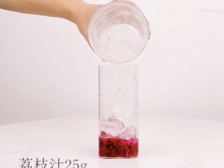 5、银河系水蜜桃，七夕 不止爱,荔枝汁与冰块雪克均匀，倒入杯中