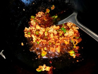 7、肉沫香辣面,和肉沫翻炒均匀