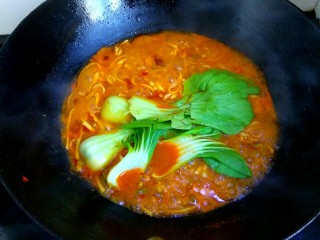 11、肉沫香辣面,放入油菜