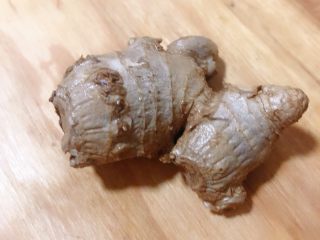 1、姜撞奶,老姜榨汁 取18克