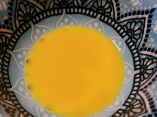 2、姜撞奶,姜汁我用的原汁机 也可以把酱擦成姜蓉 用纱布包裹 挤出姜汁