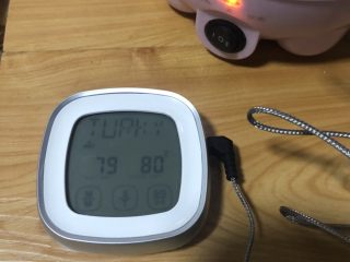 4、姜撞奶,准备一个温度计 牛奶加热 八十度的时候倒入姜汁中 没有温度计的话 就看牛奶加热过程中 奶锅的边缘有气泡出现 就可以倒进姜汁中