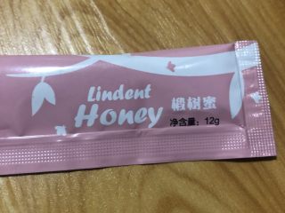 6、姜撞奶,准备一包蜂蜜 也可以用砂糖 用砂糖的话需要和牛奶一起加热下 融化就好